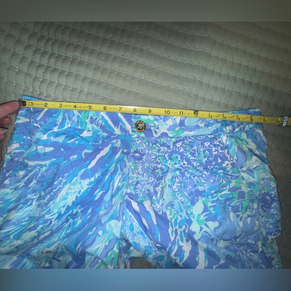 Lilly Pulitzer blue Haven, buttercup stretch shorts. Size 6. VGUC - Picture 11 of 11